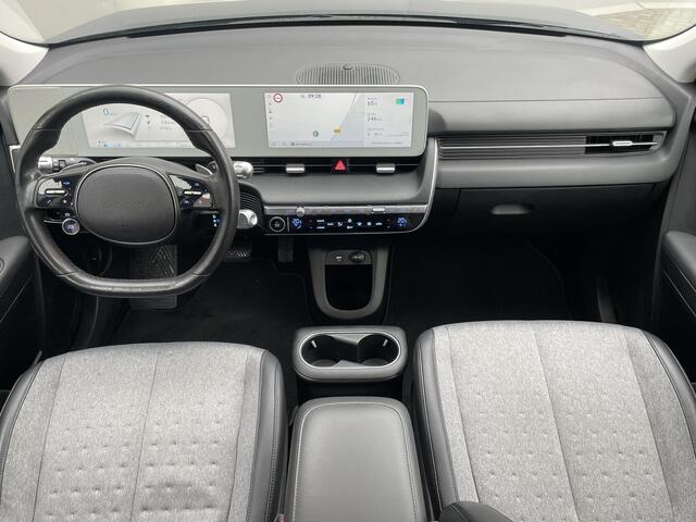 Hyundai IONIQ 5 Connect 73kWh / Fabrieksgarantie t/m 22-09-2026 / SOH Accu 100% / 20" Lounge Wielen / Apple Carplay Android Auto / WLTP bereik 451 km / Trekgewicht 1600 kg / Stuur-, Stoel en Achterbankverwarming / Adaptief CC / Achteruitrijcamera /
