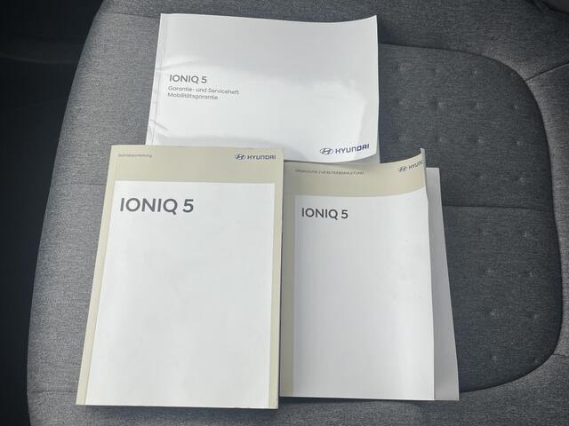 Hyundai IONIQ 5 Connect 73kWh / Fabrieksgarantie t/m 22-09-2026 / SOH Accu 100% / 20" Lounge Wielen / Apple Carplay Android Auto / WLTP bereik 451 km / Trekgewicht 1600 kg / Stuur-, Stoel en Achterbankverwarming / Adaptief CC / Achteruitrijcamera /