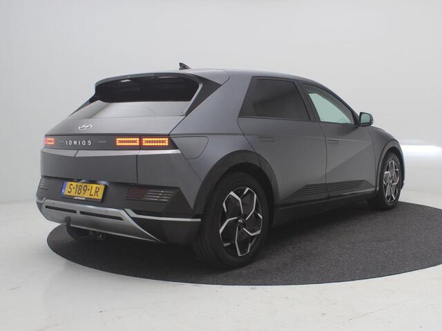 Hyundai IONIQ 5 Connect+ 77.4 kWh / SoH 100% / Trekhaak Afneembaar / 1600kg Trekgewicht / Stoel en Stuurverwarming / Elektrische Verstelbare Voorstoelen / HUD / 1ste Eigenaar / NL auto / Dealer onderhouden / Fabrieksgarantie tm 22-03-2028 /