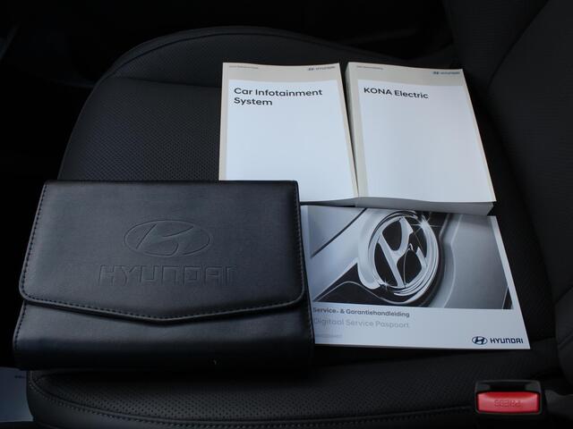Hyundai Kona Electric Premium 65.4 kWh / Lederen Bekleding / Bose / Stoelverwarming & Ventilatie / Navigatie + Apple Carplay/Android Auto / 360* Camera /