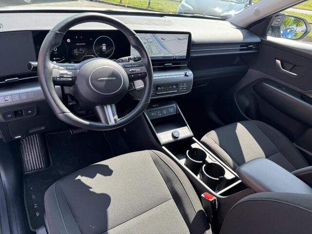 Hyundai Kona 1.6 GDI HEV Comfort Smart | Navigatie Full-Map | Camera | Stuur- + Stoelverwarming | Adapt. Cruise Control | Elek. Achterklep | Rijklaarprijs!