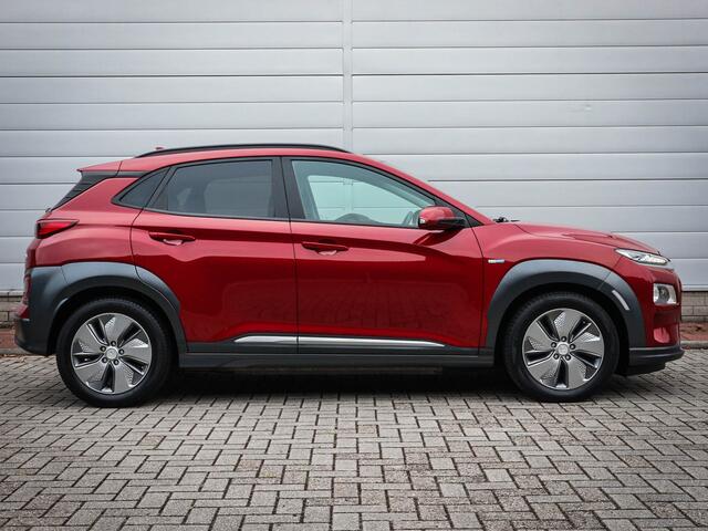 Hyundai Kona EV Premium 64 kWh | Clima | Cruise | Navi | Leer | Stoel/stuur verwarming | Pdc | Camera | Lichtmetaal