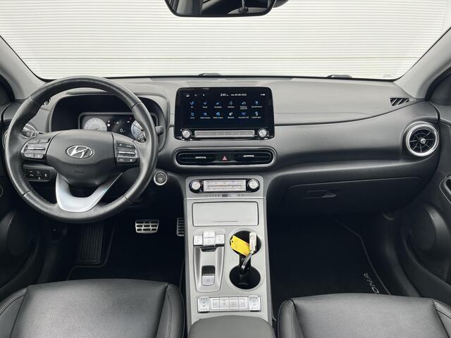 Hyundai Kona EV Premium Sky 64 kWh Automaat / Dealer onderhouden /Apple Carplay/Android Auto/ elektrisch glazen schuif-/kanteldak/ achterbank verwarmd/