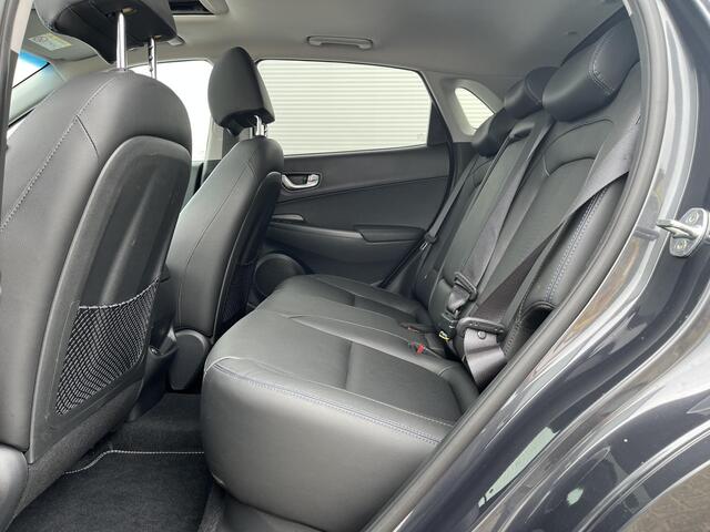 Hyundai Kona EV Premium Sky 64 kWh Automaat / Dealer onderhouden /Apple Carplay/Android Auto/ elektrisch glazen schuif-/kanteldak/ achterbank verwarmd/