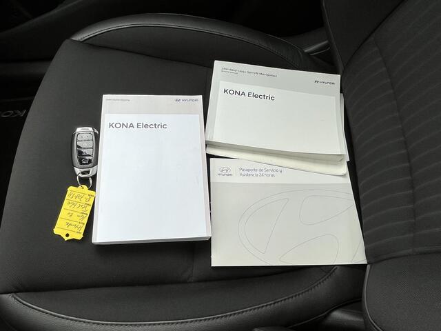 Hyundai Kona EV Fashion Sky 64 kWh /Apple Carplay/Android Auto/ cruise control adaptief met Stop&Go/ elektrisch glazen schuif-/kanteldak/ metaalkleur (¤ 695) V7U - Surfy Blue Metallic/