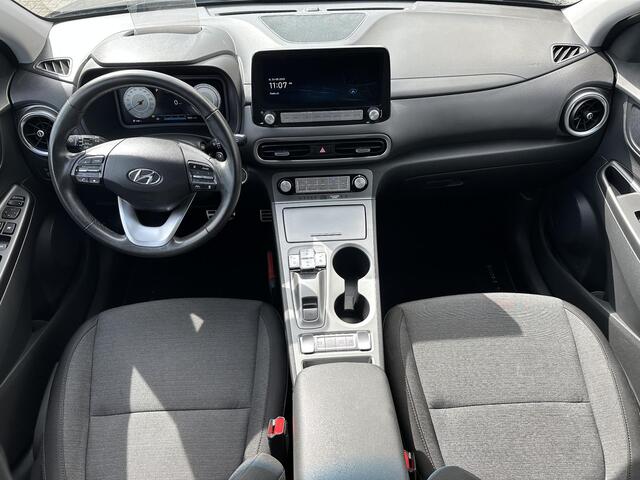 Hyundai Kona EV Fashion 64 kWh / Apple Carplay & Android Auto / 3 Fase / Achteruitrijcamera /1e Eigenaar / Dealer onderhouden / Parkeersensoren achter / Allseasonbanden /
