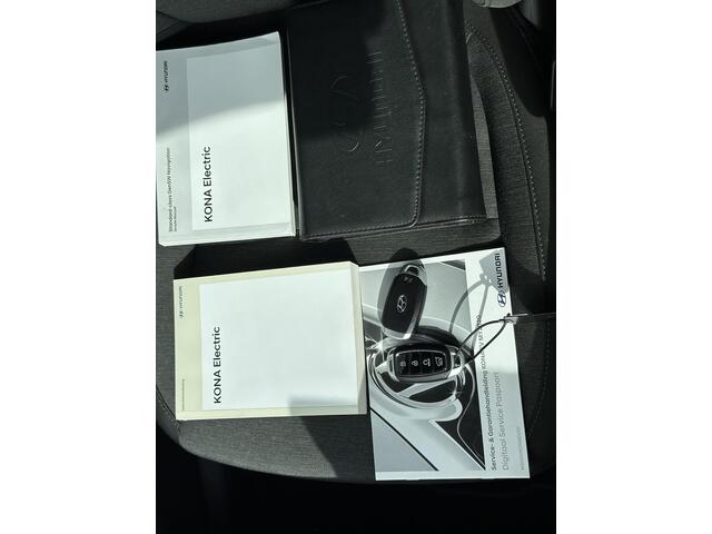 Hyundai Kona EV Fashion 64 kWh / Apple Carplay & Android Auto / 3 Fase / Achteruitrijcamera /1e Eigenaar / Dealer onderhouden / Parkeersensoren achter / Allseasonbanden /