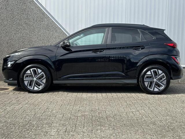 Hyundai Kona EV Fashion 64 kWh / Apple Carplay & Android Auto / 3 Fase / Achteruitrijcamera /1e Eigenaar / Dealer onderhouden / Parkeersensoren achter / Allseasonbanden /