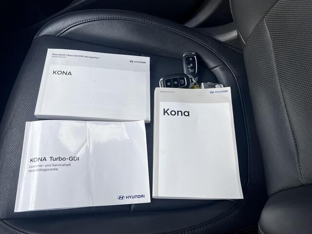 Hyundai Kona 1.0 T-GDI Premium / Dealer onderhouden / 1.200 kg Trekgewicht / Navigatie Bluelink / HUD / Achteruitrijcamera / Stoelventilatie / Stuur-, stoel- en achterbankverwarming / 18" LM wielen /