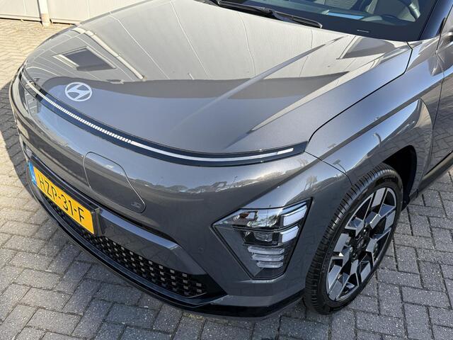 Hyundai Kona Electric Comfort Smart 65.4 kWh / Navigatie / 19" Lm velgen / Elektrisch bedienbare achterklep / Stoel en Stuur verwarming /