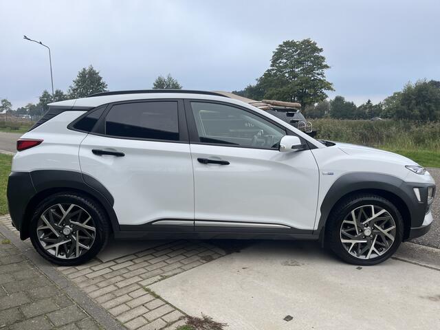 Hyundai Kona 1.6 GDI HEV Premium / Automaat / Trekhaak / Stoelverw. + verkoeling / Apple Carplay - Android Auto / Keyless / Camera / 18'' LMV /