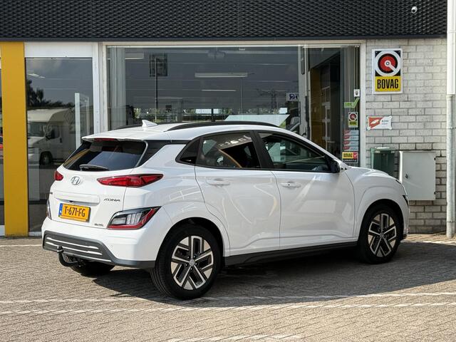 Hyundai Kona EV Fashion 64 kWh | NAP | 1E eigenaar | TREKHAAK | 98% SoH | Navigatie | Achteruitrijcamera | Head-up display | Climate Control | Warmtepomp | LED | DAB | Cruise Adaptief |