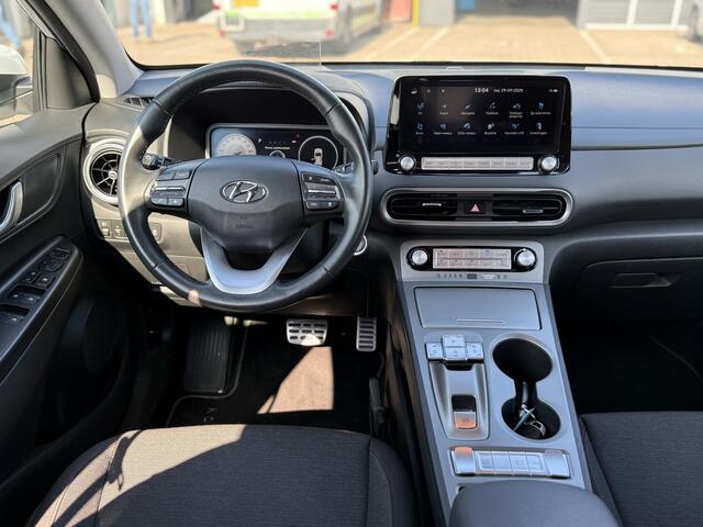 Hyundai Kona EV Fashion 64 kWh | NAP | 1E eigenaar | TREKHAAK | 98% SoH | Navigatie | Achteruitrijcamera | Head-up display | Climate Control | Warmtepomp | LED | DAB | Cruise Adaptief |