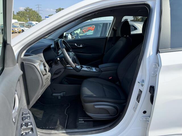 Hyundai Kona EV Fashion 64 kWh | NAP | 1E eigenaar | TREKHAAK | 98% SoH | Navigatie | Achteruitrijcamera | Head-up display | Climate Control | Warmtepomp | LED | DAB | Cruise Adaptief |