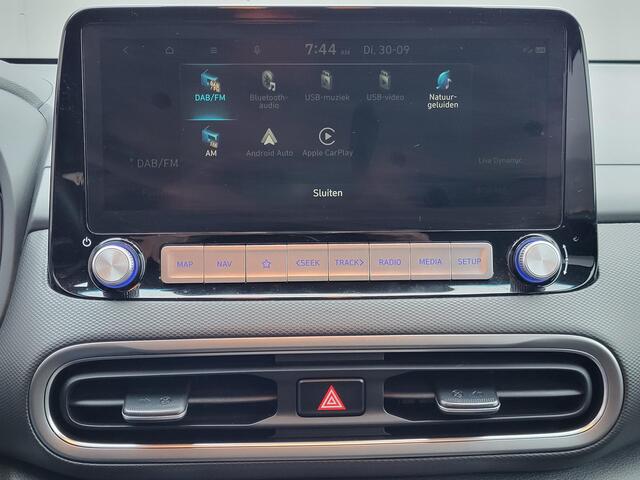 Hyundai Kona EV Comfort Smart 64 kWh / 3 fase laden CCS Snelladen / WLTP bereik 484 km / Dealer onderhouden / All season banden / Apple Carplay / Android Auto / Navigatie / Camera / Kreil audio / DAB / Stuur-, en voorstoelverwarming