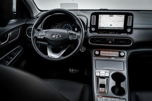 Hyundai Kona EV Premium 64 kWh RIJKLAAR INCL:GARANTIE AUTOMAAT | Two-Tone lak | Leer | Clima | Navigatie | PDC V/A | Stoel / stuur verwarming |