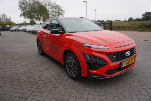 Hyundai Kona 1.0 T-GDI N LINE KEURIGE NETTE STAAT! ORIGINEEL NL! DEALER ONDERHOUDEN! CAMERA STOELKOELING+VERWARMING ALCANTARA/LEDER ANDROID/APPLECARPLAY NAVI AFN.TREKHAAK 18INCH CLIMA CRUISE ENZ...