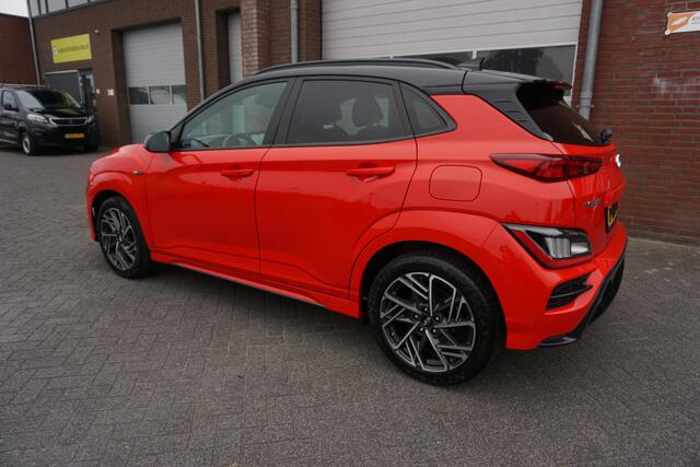 Hyundai Kona 1.0 T-GDI N LINE KEURIGE NETTE STAAT! ORIGINEEL NL! DEALER ONDERHOUDEN! CAMERA STOELKOELING+VERWARMING ALCANTARA/LEDER ANDROID/APPLECARPLAY NAVI AFN.TREKHAAK 18INCH CLIMA CRUISE ENZ...