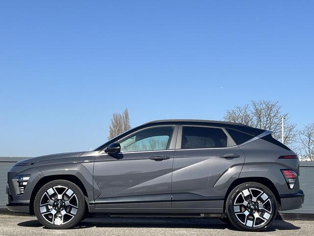 Hyundai Kona Electric Premium 65.4 kWh | Adaptieve cruisecontrol | Contrasterende dakkleur | Warmtepomp & V2L | Lederen bekleding & memory | Allseason banden |