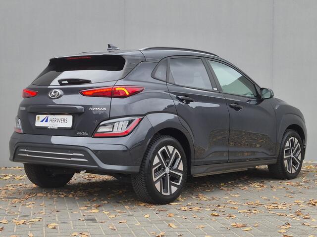 Hyundai Kona EV Comfort Smart 39 kWh Automaat / Apple Carplay Android Auto / Allseason banden / Stuur-, en Stoelverwarming / Facelift / 3 fase Laden / Bluelink Navigatie / Dealer Onderhouden / Adaptief CC / WLTP bereik 305 km Stad 335 km / Keyless Entry/Start /