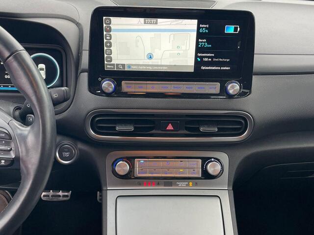 Hyundai Kona EV Fashion 64 kWh 204 Pk | Trekhaak | LED | Head-up | Carplay | Adaptive Cruise | Climate Control | Navigatiesysteem | Camera | 17 Inch
