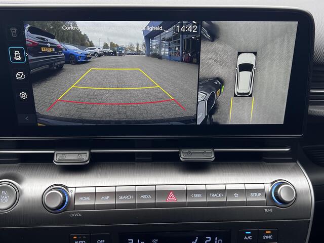 Hyundai Kona Electric Premium 65.4 kWh Automaat / Dealer onderhouden / NL auto / Leder / Afneembare trekhaak 750 kg / Stoelventilatie / Stuur-, stoel- en achterbankverwarming / 19" LM wielen /