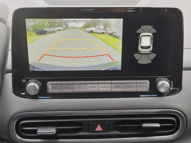 Hyundai Kona EV Comfort Smart 64 kWh Automaat / Accu SOH 98% / Dealer onderhouden / WLTP bereik 484 km bereik stad 660 km / Fabrieksgarantie tot 08-2026 / Stuur-, en Stoel verwarming / Achteruitrijcamera / Apple Carplay Android Auto / Warmtepomp /