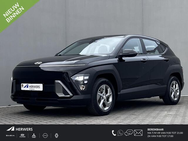 Hyundai Kona 1.6 GDI HEV Comfort Automaat / Fabrieksgarantie tot 09-2028 / Dealer onderhouden / Navigatie / DAB / Climate Control / Ski-luik / All Season banden op 16" LM wielen /