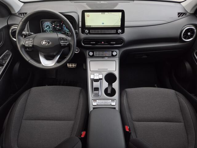 Hyundai Kona EV Comfort Smart 64 kWh Automaat / Accu SOH 100% / Fabrieksgarantie tot 09-2026 / Dealer onderhouden / WLTP bereik 484 km bereik stad 660 km / Stuur en Stoelverwarming / Allseason banden / Adaptief / Achteruitrijcamera /