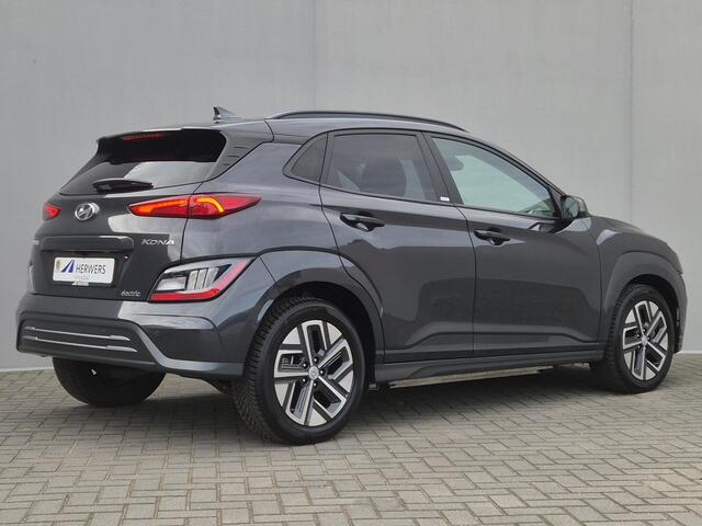 Hyundai Kona EV Comfort Smart 64 kWh Automaat / Accu SOH 100% / Fabrieksgarantie tot 09-2026 / Dealer onderhouden / WLTP bereik 484 km bereik stad 660 km / Stuur en Stoelverwarming / Allseason banden / Adaptief / Achteruitrijcamera /