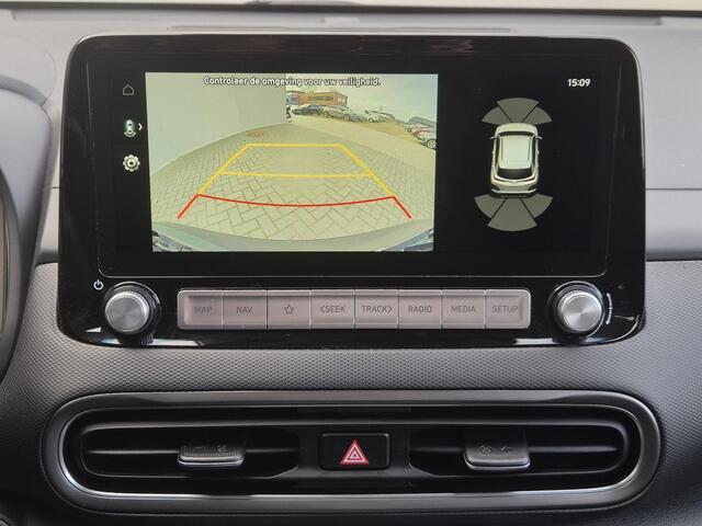Hyundai Kona EV Comfort Smart 64 kWh Automaat / Accu SOH 100% / Fabrieksgarantie tot 09-2026 / Dealer onderhouden / WLTP bereik 484 km bereik stad 660 km / Stuur en Stoelverwarming / Allseason banden / Adaptief / Achteruitrijcamera /