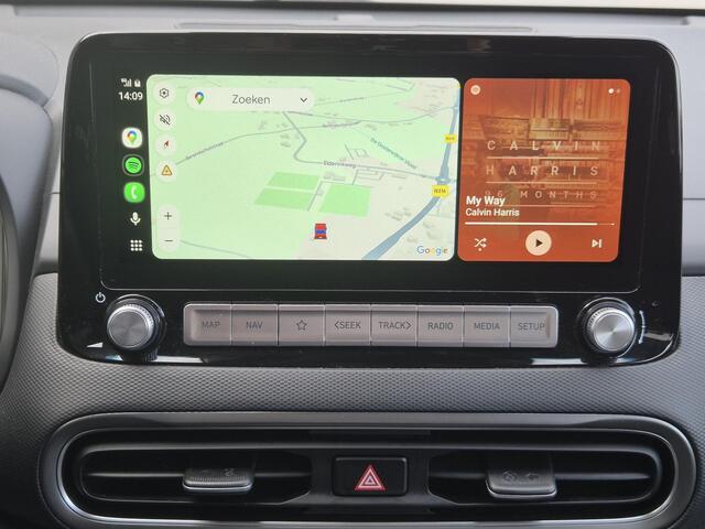 Hyundai Kona EV Comfort Smart 64 kWh Automaat / Accu SOH 100% / Fabrieksgarantie tot 09-2026 / Dealer onderhouden / WLTP bereik 484 km bereik stad 660 km / Stuur en Stoelverwarming / Allseason banden / Adaptief / Achteruitrijcamera /