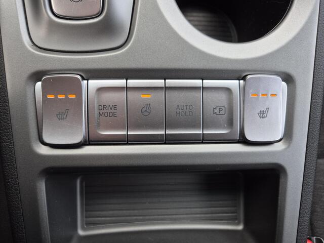 Hyundai Kona EV Comfort Smart 64 kWh Automaat / Accu SOH 100% / Fabrieksgarantie tot 09-2026 / Dealer onderhouden / WLTP bereik 484 km bereik stad 660 km / Stuur en Stoelverwarming / Allseason banden / Adaptief / Achteruitrijcamera /