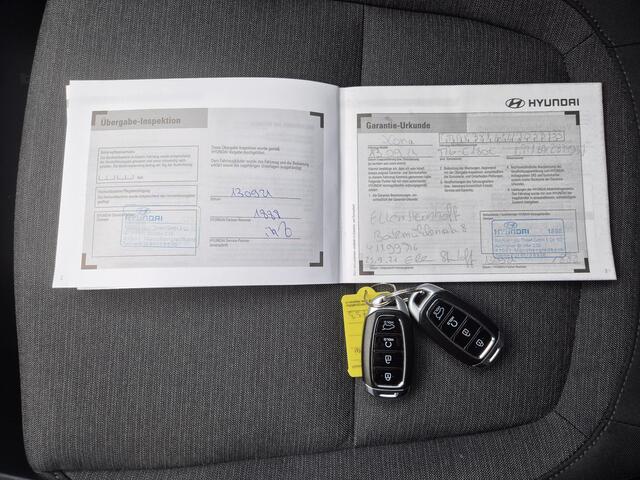 Hyundai Kona EV Comfort Smart 64 kWh Automaat / Accu SOH 100% / Fabrieksgarantie tot 09-2026 / Dealer onderhouden / WLTP bereik 484 km bereik stad 660 km / Stuur en Stoelverwarming / Allseason banden / Adaptief / Achteruitrijcamera /