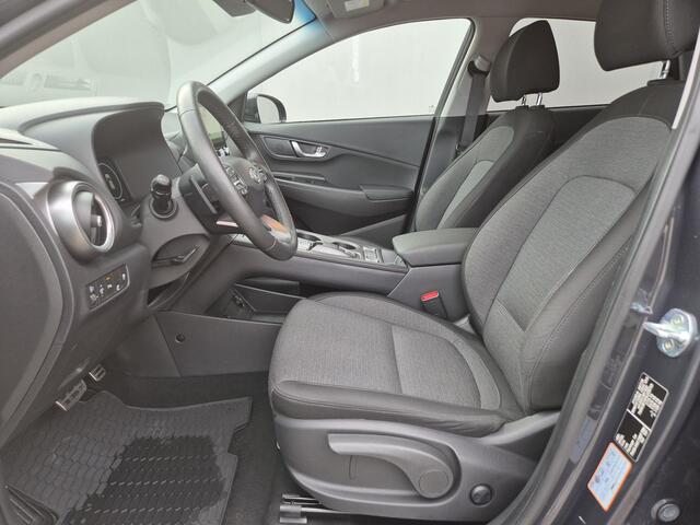 Hyundai Kona EV Comfort Smart 64 kWh Automaat / Accu SOH 100% / Fabrieksgarantie tot 09-2026 / Dealer onderhouden / WLTP bereik 484 km bereik stad 660 km / Stuur en Stoelverwarming / Allseason banden / Adaptief / Achteruitrijcamera /