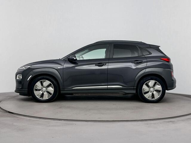 Hyundai Kona EV Premium 64 kWh | Stoel verwarming en ventilatie | Navigatie en Apple Carplay Android auto | Stuurwiel verwarming | Soh 96,8% |
