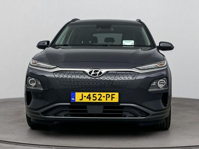 Hyundai Kona EV Premium 64 kWh | Stoel verwarming en ventilatie | Navigatie en Apple Carplay Android auto | Stuurwiel verwarming | Soh 96,8% |