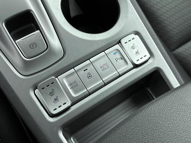 Hyundai Kona EV Premium 64 kWh | Stoel verwarming en ventilatie | Navigatie en Apple Carplay Android auto | Stuurwiel verwarming | Soh 96,8% |