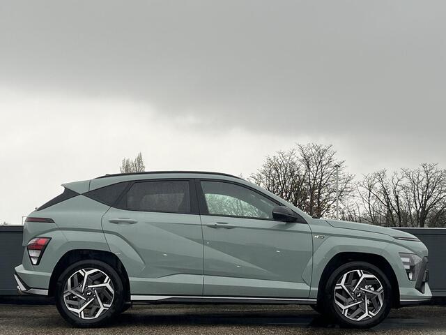 Hyundai Kona 1.6 GDI HEV N-Line Edition | N-Line exterieur & Pack N-Line interieur | 18'' Lichtmetalen velgen 2-tone | Direct leverbaar | Donker getint glas |