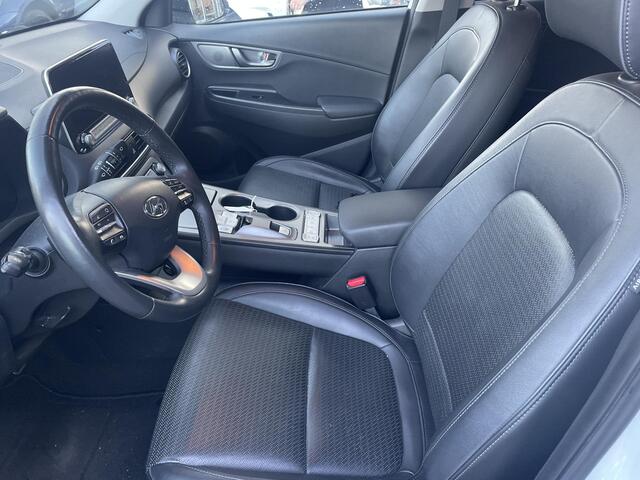 Hyundai Kona PRIMIUM EV 64 KWH 1e EIG ACCU 92% GARANTIE 10-2030 BEREIK 466 KM ! LEDER. STUUR/STOEL VERWARMING.DODE HOEK DETECTIE