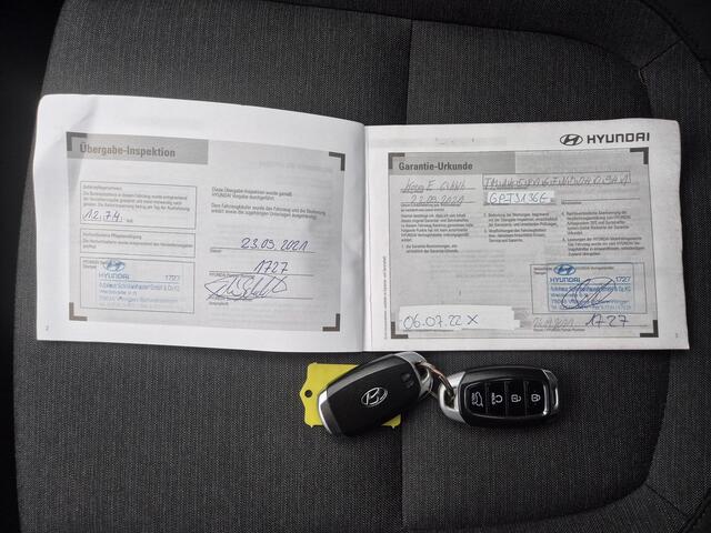 Hyundai Kona EV Fashion 64 kWh Automaat / Accu SOH 100% / Fabrieksgarantie tot 09-2026 / Dealer onderhouden / Head Up Display HUD / WLTP bereik 484 km bereik stad 660 km / Stuur en Stoel verwarming / Warmtepomp / Adaptief CC /