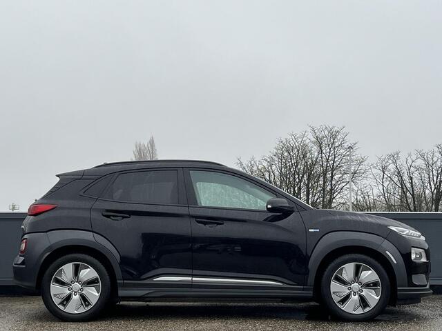Hyundai Kona EV Premium 64 kWh | 3-Fase OBC lader | Longe Range accu | Adaptieve cruisecontrol | Lederen bekleding incl verwarming & koelventilatie |