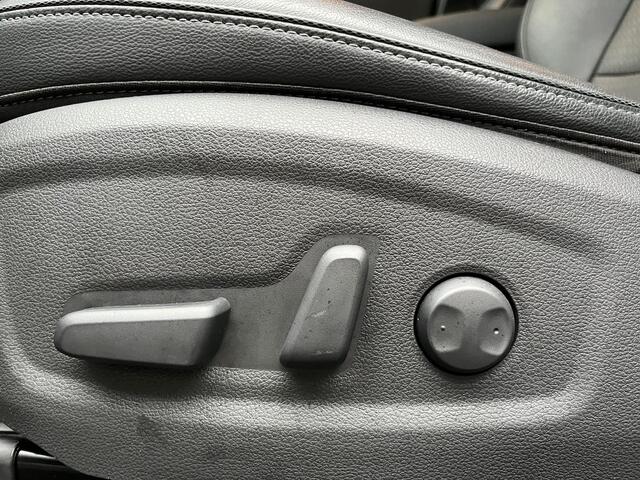 Hyundai Kona EV Premium 64 kWh | 3-Fase OBC lader | Longe Range accu | Adaptieve cruisecontrol | Lederen bekleding incl verwarming & koelventilatie |