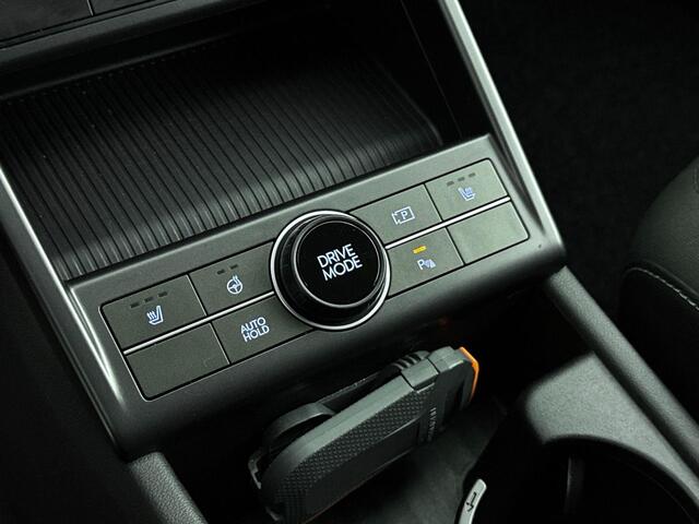 Hyundai Kona 1.6 GDI HEV Comfort Smart | Stoel en stuurwiel verwarming | Parkeer sensoren voor en achter | Navigatie en Apple Carplay Android Auto |