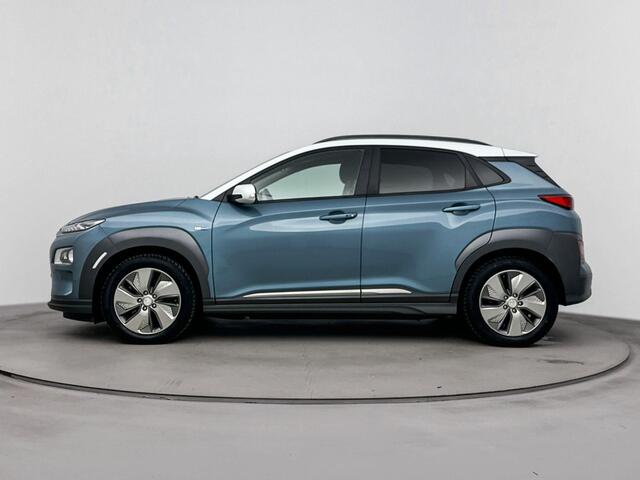 Hyundai Kona EV Premium 64 kWh | Stoelverwarming en ventilatie | Parkeersensoren voor en achter | Trekhaak voor fietsendrager | All season banden | Soh 95,7% |