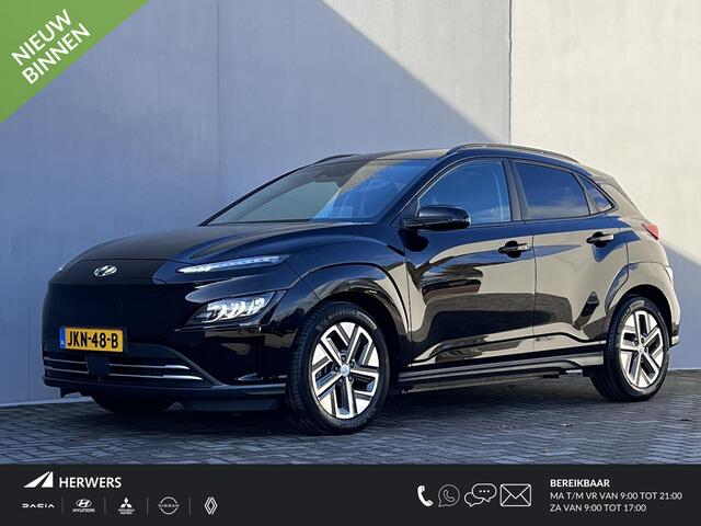 Hyundai Kona EV Fashion 64 kWh Automaat / Fabrieksgarantie tot 05-2027 / Batterijgarantie 8 jaar / Accu SoH 100% / CCS snelladen / Navigatie / HUD / Achteruitrijcamera / Stuur- en stoelverwarming / Winterwielenset 17" /