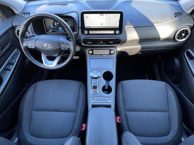 Hyundai Kona EV Fashion 64 kWh Automaat / Fabrieksgarantie tot 05-2027 / Batterijgarantie 8 jaar / Accu SoH 100% / CCS snelladen / Navigatie / HUD / Achteruitrijcamera / Stuur- en stoelverwarming / Winterwielenset 17" /