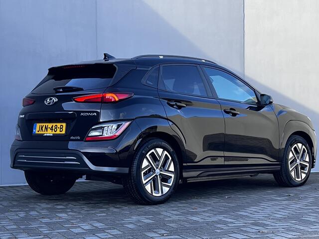 Hyundai Kona EV Fashion 64 kWh Automaat / Fabrieksgarantie tot 05-2027 / Batterijgarantie 8 jaar / Accu SoH 100% / CCS snelladen / Navigatie / HUD / Achteruitrijcamera / Stuur- en stoelverwarming / Winterwielenset 17" /