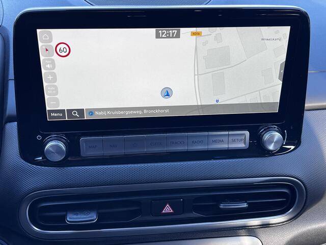 Hyundai Kona EV Fashion 64 kWh Automaat / Fabrieksgarantie tot 05-2027 / Batterijgarantie 8 jaar / Accu SoH 100% / CCS snelladen / Navigatie / HUD / Achteruitrijcamera / Stuur- en stoelverwarming / Winterwielenset 17" /