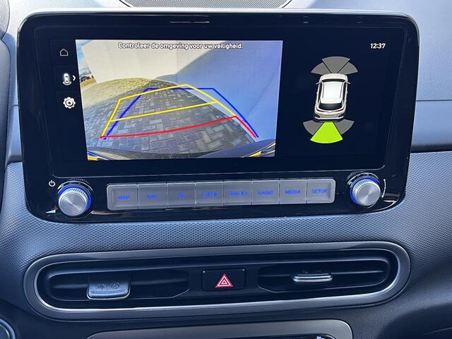 Hyundai Kona EV Fashion 64 kWh Automaat / Fabrieksgarantie tot 05-2027 / Batterijgarantie 8 jaar / Accu SoH 100% / CCS snelladen / Navigatie / HUD / Achteruitrijcamera / Stuur- en stoelverwarming / Winterwielenset 17" /
